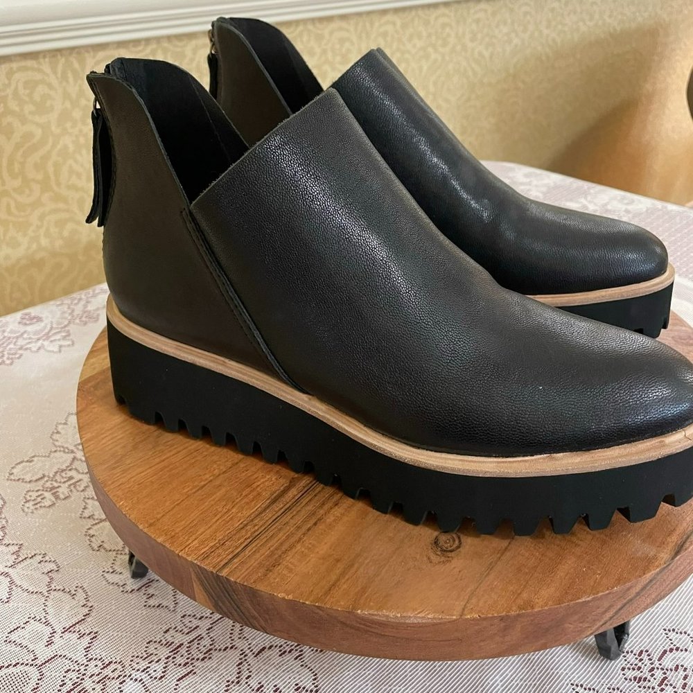 All Black Flatform Tread Shootie Sz 40.5/9.5